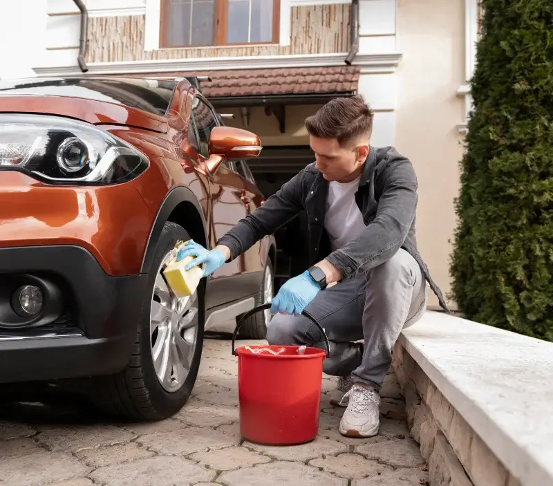 Lavage auto à domicile Durrenentzen : professionnel intervenant sur un véhicule